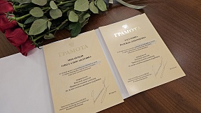Посол России в Южной Осетии М.М.Кулахметов передал О.А.Михайлиди и Н.Д.Рассохиной грамоты Правительственной комиссии по делам соотечественников за рубежом