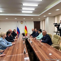 Президент Республики Южная Осетия А.Э.Гаглоев принял делегацию Совета Федерации Федерального Собрания России, прибывшую в Цхинвал для участия в мероприятиях к 15-летию независимости Республики