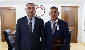 Президент Республики Южная Осетия А.Э.Гаглоев наградил орденом Дружбы руководителя представительства Россотрудничества в Южной Осетии С.В.Скворцова