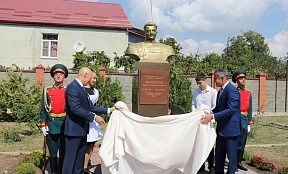 Посол России в Южной Осетии М.М.Кулахметов посетил торжественную церемонию открытия бюста Героя Советского Союза Хаджи-Умара Мамсурова 