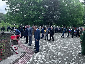 8 мая в Цхинвале Посол М.Кулахметов принял участие в церемонии возложения цветов к Вечному огню, приуроченной к 78-ой годовщине Победы в Великой Отечественной войне.
