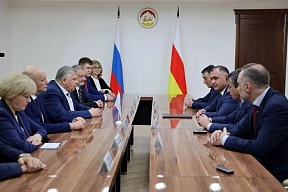 Президент Республики Южная Осетия А.Э.Гаглоев принял делегацию "Ассамблеи народов Евразии" во главе с руководителем А.Ю.Бельяниновым
