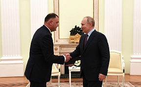 В Кремле состоялась встреча Президента Российской Федерации В.В.Путина с Президентом Республики Южная Осетия А.Э.Гаглоевым, который находится в России с рабочим визитом