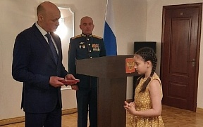 Посол России в Южной Осетии М.М.Кулахметов передал семье старшего сержанта И.М.Кортиева Орден Мужества