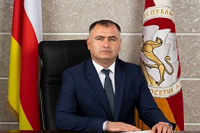 Президент Республики Южная Осетия А.Э.Галоев поздравил Президента Российской Федерации В.В.Путина с 70-летним юбилеем
