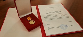 Посол России в Южной Осетии М.М.Кулахметов вручил Л.А.Чибирову памятную медаль Министерства культуры России