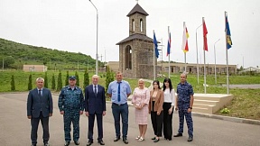 Посол России в Южной Осетии М.М.Кулахметов принял участие в церемонии освящения и установки креста на часовне на территории ИКЦ