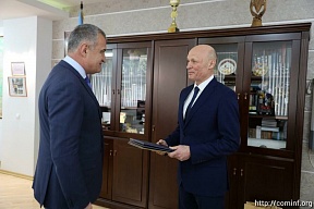 Посол России в Южной Осетии М.М.Кулахметов передал Президенту Южной Осетии А.И.Бибилову поздравительное послание Президента России В.В.Путина по случаю наступающего Нового года